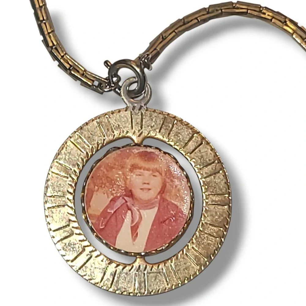 Vintage‎ 70s Gold Plated Spinner Photo Pendant Necklace Double Sided Locket 24in